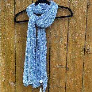 2 Chic EQUUS English Riding Supply  light blue scarf with white swirl design